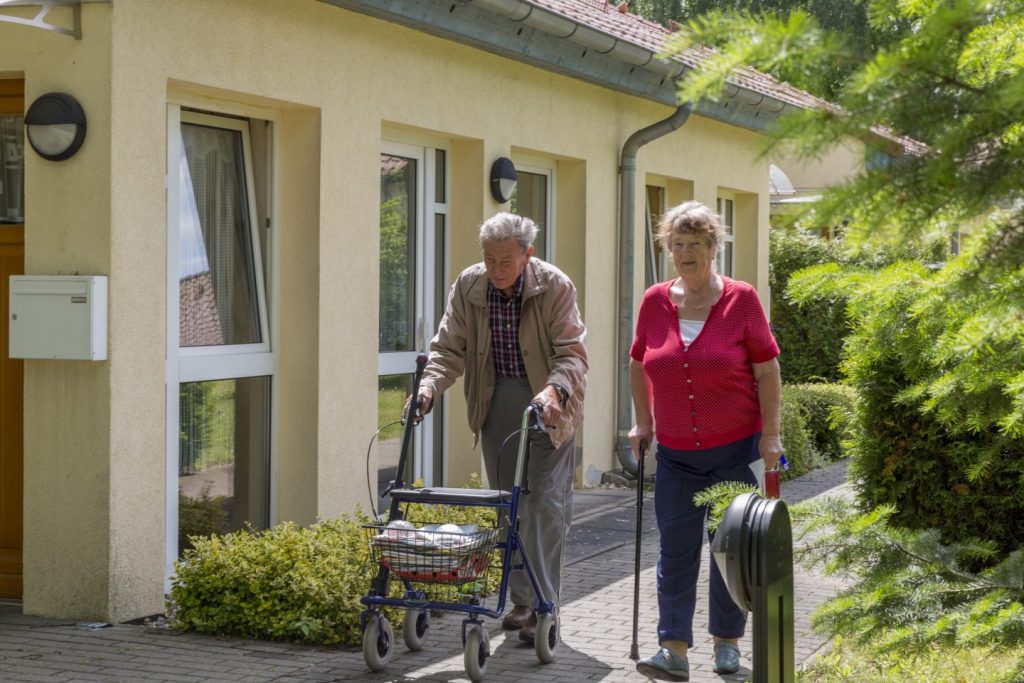 zwei Bewohner gehen spazieren